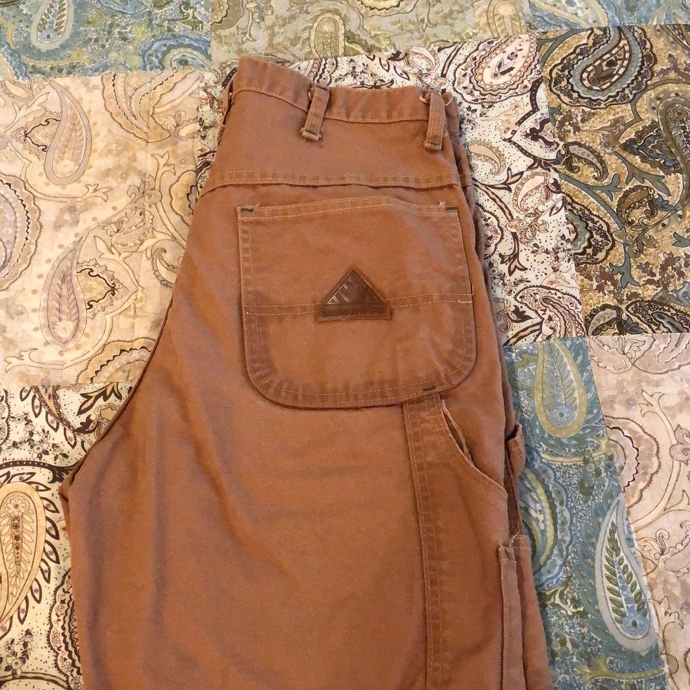 Men’s heavy duty cargo FR work pant.